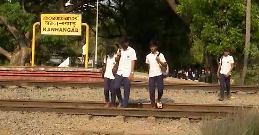 അപകടങ്ങള്‍ തുടര്‍ക്കഥ; കാഞ്ഞങ്ങാട് റെയില്‍വേ സ്റ്റേഷന് സമീപം മേല്